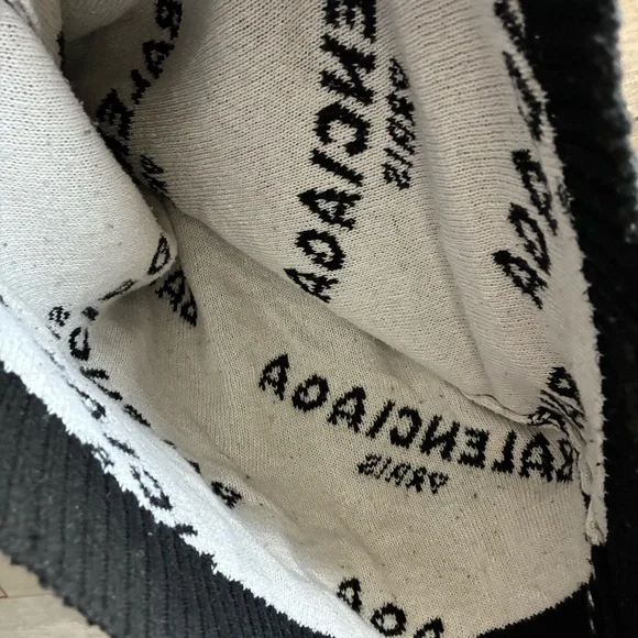 Balenciaga Oversized Sweater - Picture 14 of 17